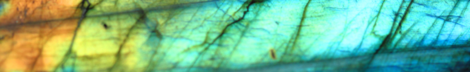 Les magnifiques reflets d'une labradorite : orange, vert, turquoise...