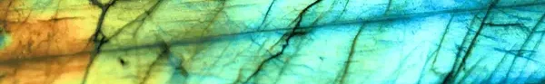 Les magnifiques reflets d'une labradorite : orange, vert, turquoise...